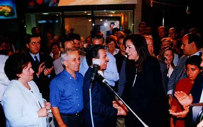 Ο Αργύρης Ντινόπουλος στο μικρόφωνο σε νυχτερινή συγκέντρωση.