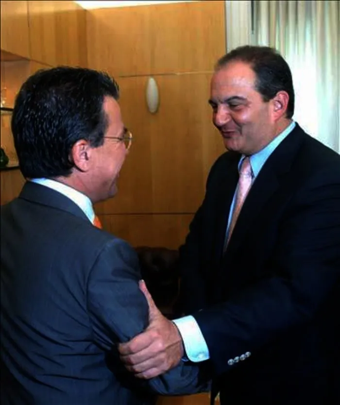 Ο Αργύρης Ντινόπουλος σε χειραψία με τον Κώστα Καραμανλή.
