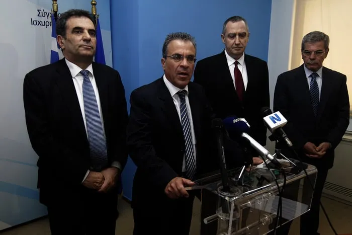 Στιγμιότυπο από συνέντευξη Τύπου με μικρόφωνα καναλιών.