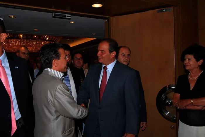 Ο Αργύρης Ντινόπουλος ανταλλάσσει χειραψία με τον Κώστα Καραμανλή σε εκδήλωση.