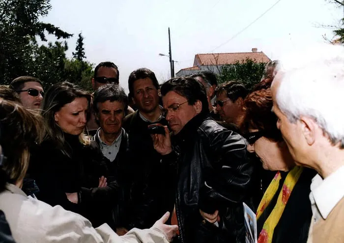 Ο Αργύρης Ντινόπουλος σε τηλεφωνική επικοινωνία ανάμεσα σε μικρή ομάδα.