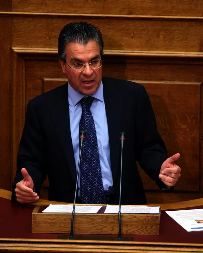 Ο Αργύρης Ντινόπουλος μιλά από το βήμα της Βουλής.