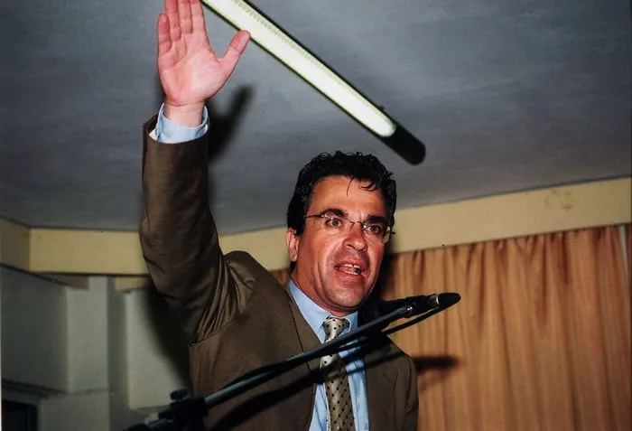Ο Αργύρης Ντινόπουλος σε προεκλογική ομιλία.