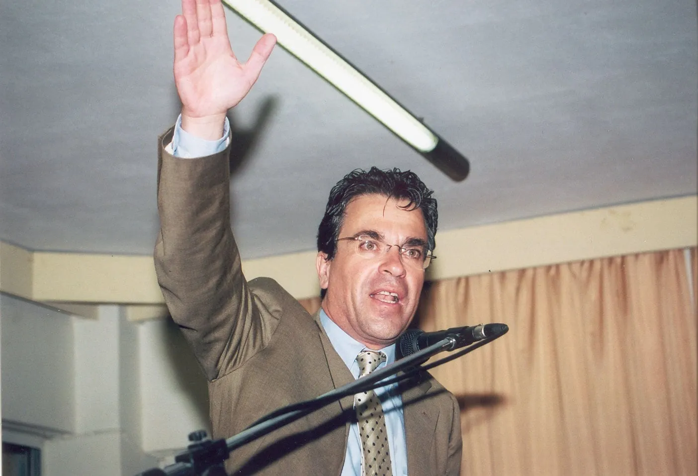 Ο Αργύρης Ντινόπουλος σε προεκλογική ομιλία.