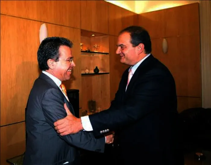 Ο Αργύρης Ντινόπουλος με τον πρωθυπουργό Κώστα Καραμανλή, ο οποίος τον πρότεινε ως υποψήφιο Περιφερειάρχη Αττικής (2006).