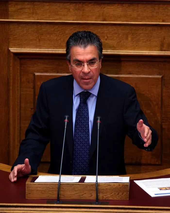 Ο Αργύρης Ντινόπουλος μιλά από το βήμα της Βουλής.