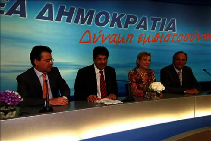 Συνέντευξη Τύπου με φόντο πανό της Νέας Δημοκρατίας, 2006.