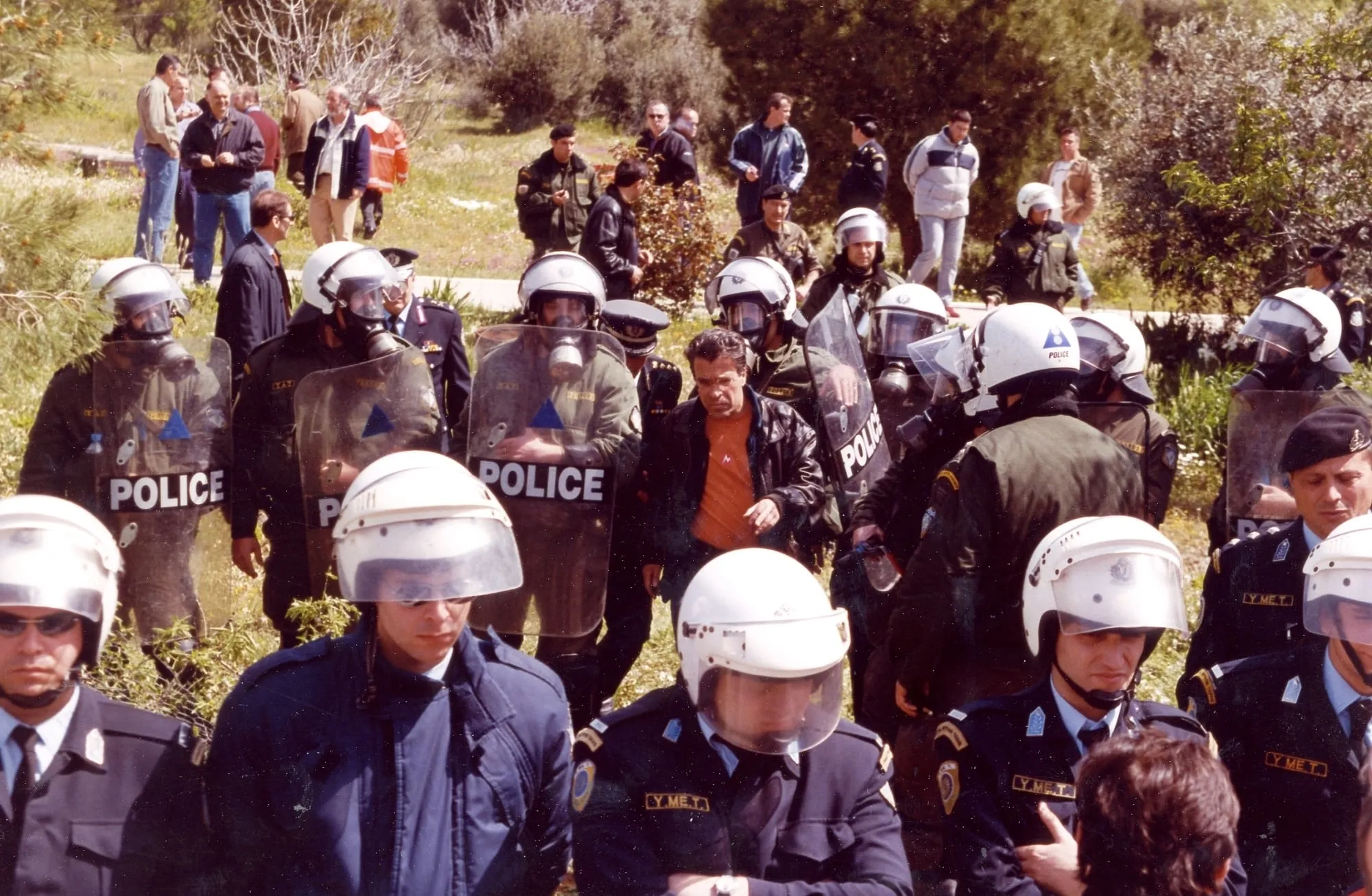 Άνδρες των ΜΑΤ με ασπίδες, ο Αργύρης Ντινόπουλος ανάμεσά τους.