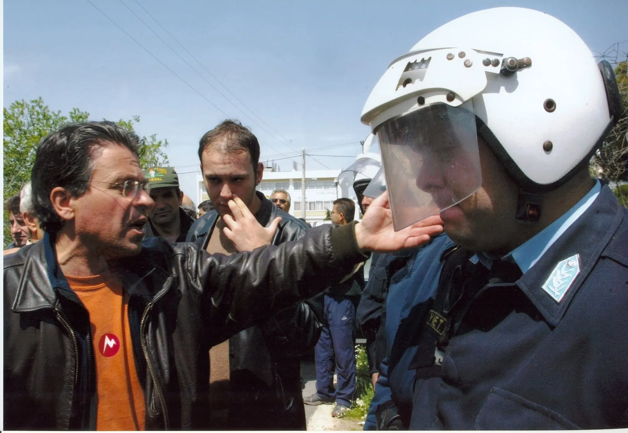 Ο Αργύρης Ντινόπουλος πρόσωπο με πρόσωπο με αστυνομικό των ΜΑΤ.