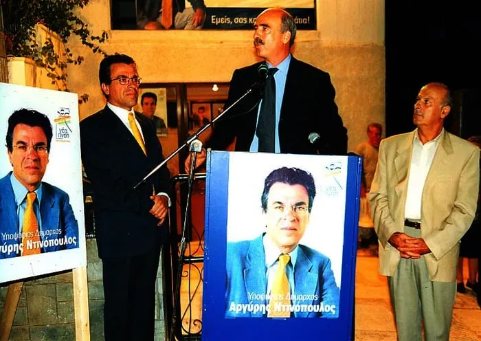 Ο Αργύρης Ντινόπουλος μιλά σε νυχτερινή προεκλογική συγκέντρωση.