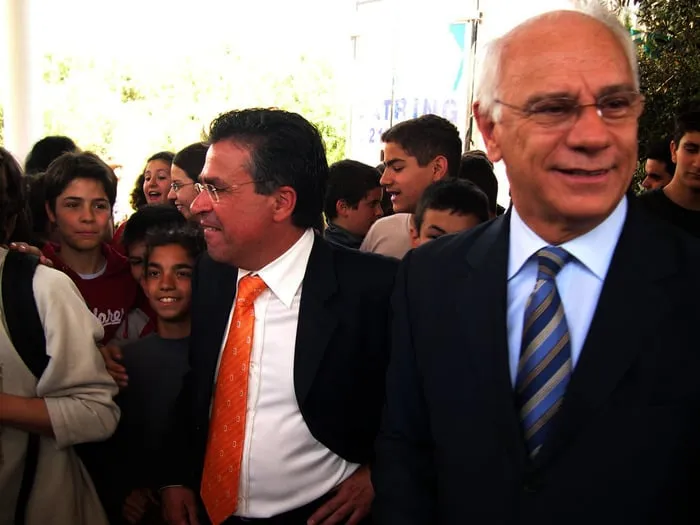 Ο Αργύρης Ντινόπουλος με τον Σπήλιο Σπηλιωτόπουλο σε εκδήλωση.